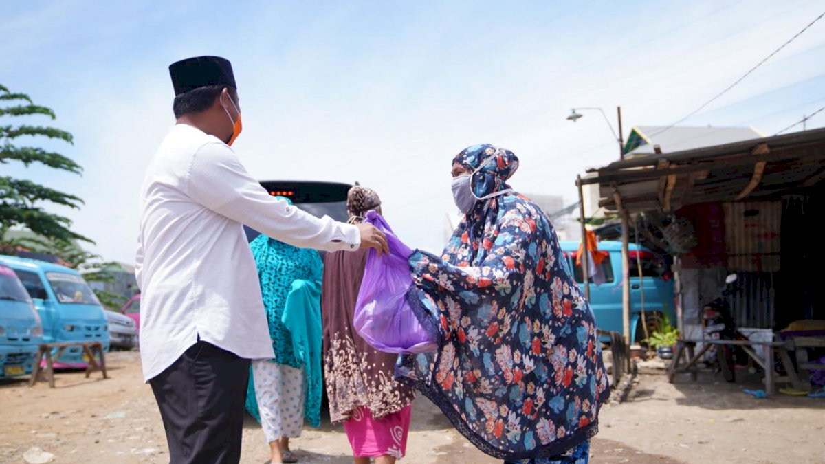 Wagub Bersama MES Sulsel Bagi Sembako ke Warga di BTN Hamzy