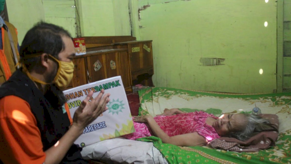 LazisMu Salurkan Bantuan Kepada Warga yang Terisolasi di Perumahan Lompoe Mas