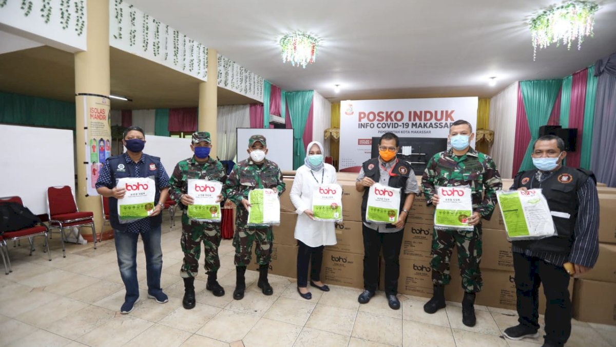 Dandim 1408 Makassar Serahkan Bantuan 3 Ribu APD ke Iqbal Suhaeb