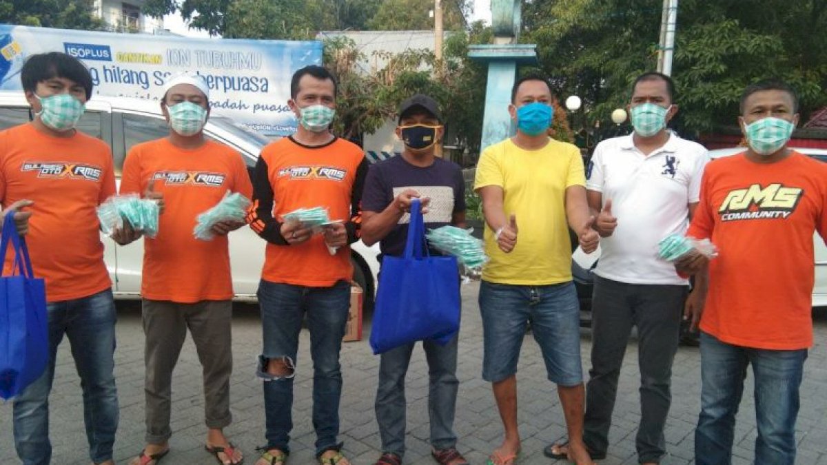 Syahar Bagi-bagi Sembako dan Masker di Sidrap