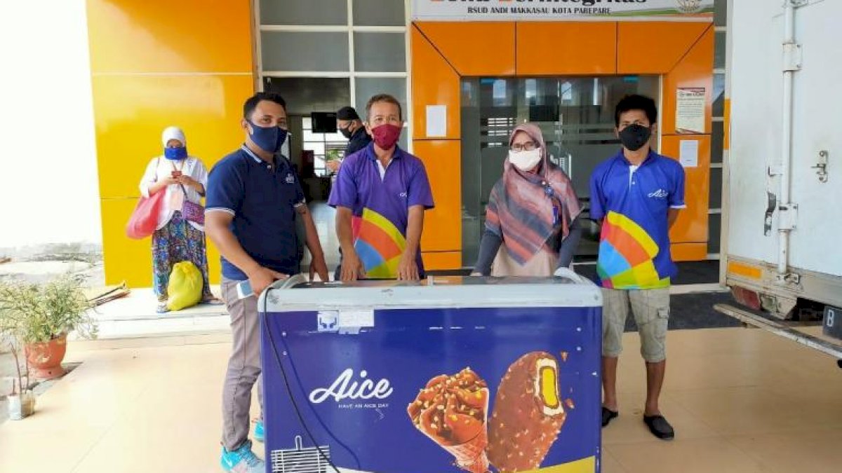 Manajemen RSUD Parepare Berikan Coklat Kepada Tim Medis Covid-19