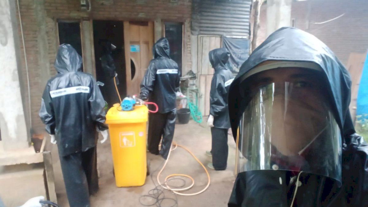 Kediaman Pasien Positif Covid-19 di Sinjai  Disemprot Cairan Disinfektan