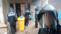 Kediaman Pasien Positif Covid-19 di Sinjai&nbsp; Disemprot Cairan Disinfektan