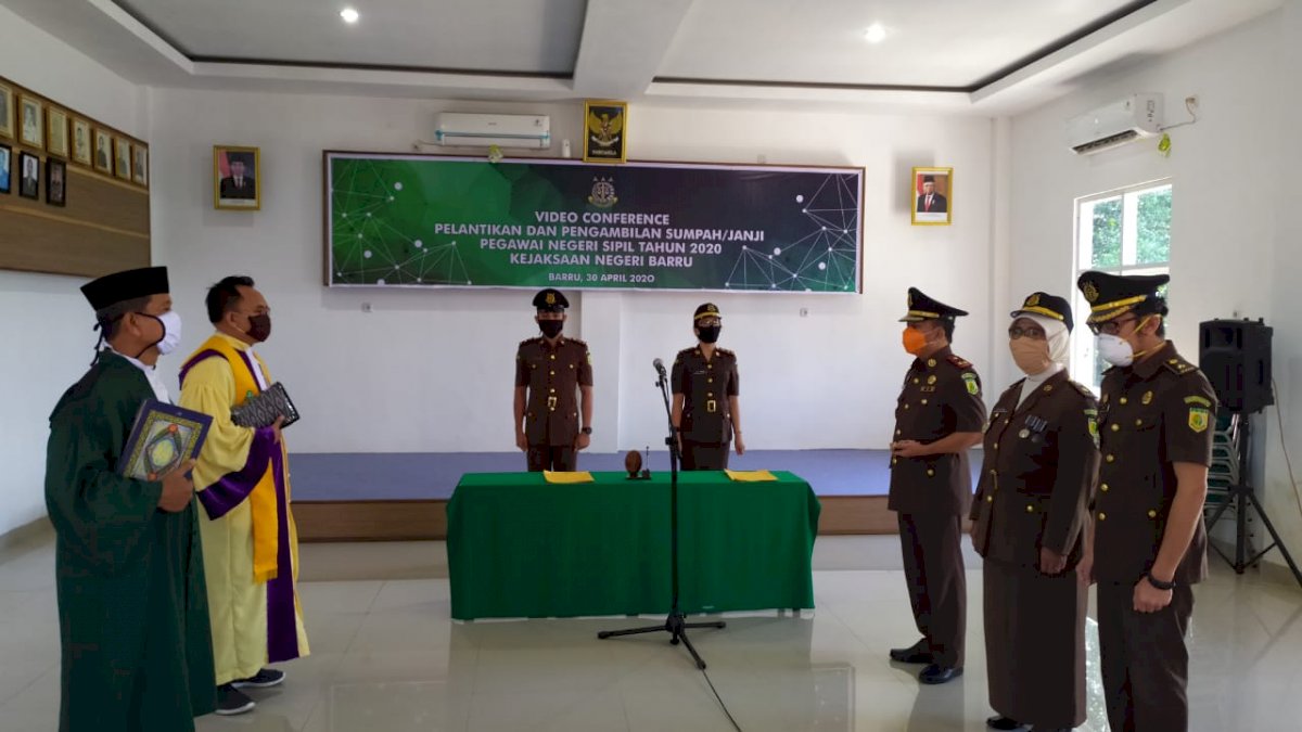Kejati Sulsel Lantik Dua ASN Kejari Barru Secara Virtual