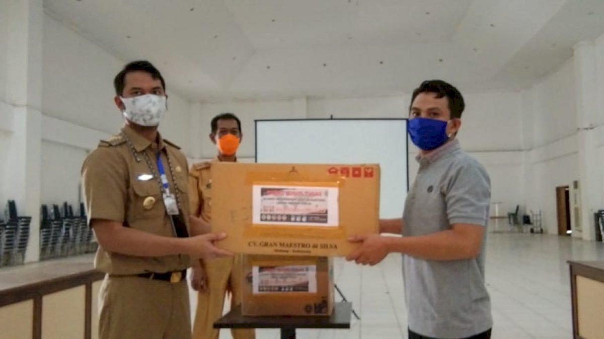 AMAN Serahkan Bantuan APD ke Bupati Sinjai Untuk Tenaga Medis