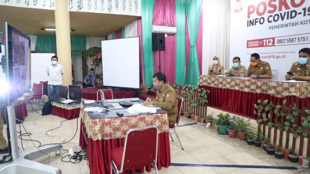 Iqbal Suhaeb virtual meeting dengan Kepala Sekretariat Presiden Heru Budi Hartono di Posko Induk Covid-19 Kota Makassar. (ist) 