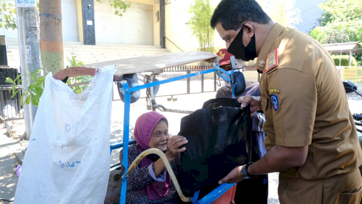 Tim Gabungan OPD Pemprov Bagikan Sembako ke Anjal dan Tukang Becak