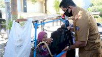Tim Gabungan OPD Pemprov Bagikan Sembako ke Anjal dan Tukang Becak
