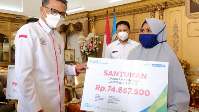 Penyerahan secara simbolis sembako kepada serikat pekerja dari BPJS Ketenagakerjaan. (ist)