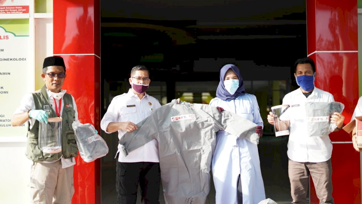 Anir Bersama Relawan FTI Salurkan APD di Pangkep