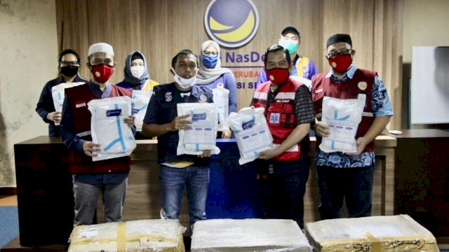 Penyerahan bantuan APD ke organisasi kesehatan. (ist)