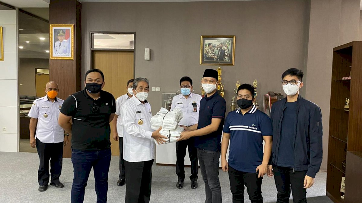 Komunitas Anak Baik-Baik Serahkan APD di Sidrap dan Pirang