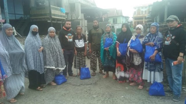 Warga Sidrap terima paket sembako dari RMS. (ist) 