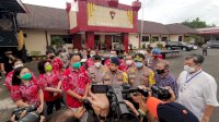 PSMTI-Budi Luhur Beri Bantuan Pangan untuk Penanganan Corona di Makassar
