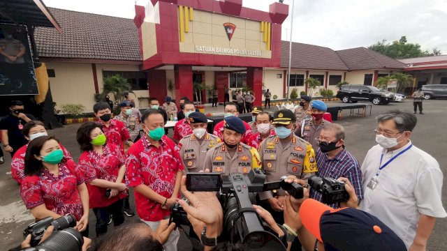 Pengurus PSMTI dan Yayasan Budi Luhur salurkan bantuan pangan di dapur Mako Brimob Sulsel. (ist)