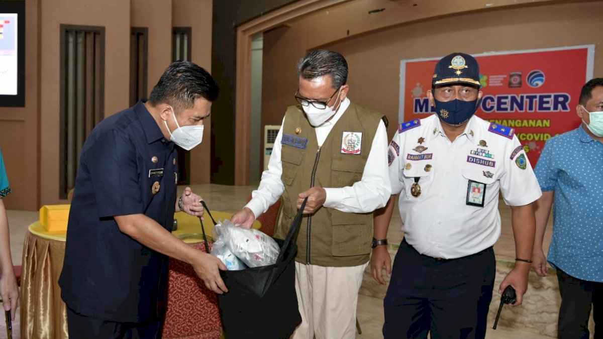 Gubernur Serahkan Bantuan Penanganan Covid-19 di Maros