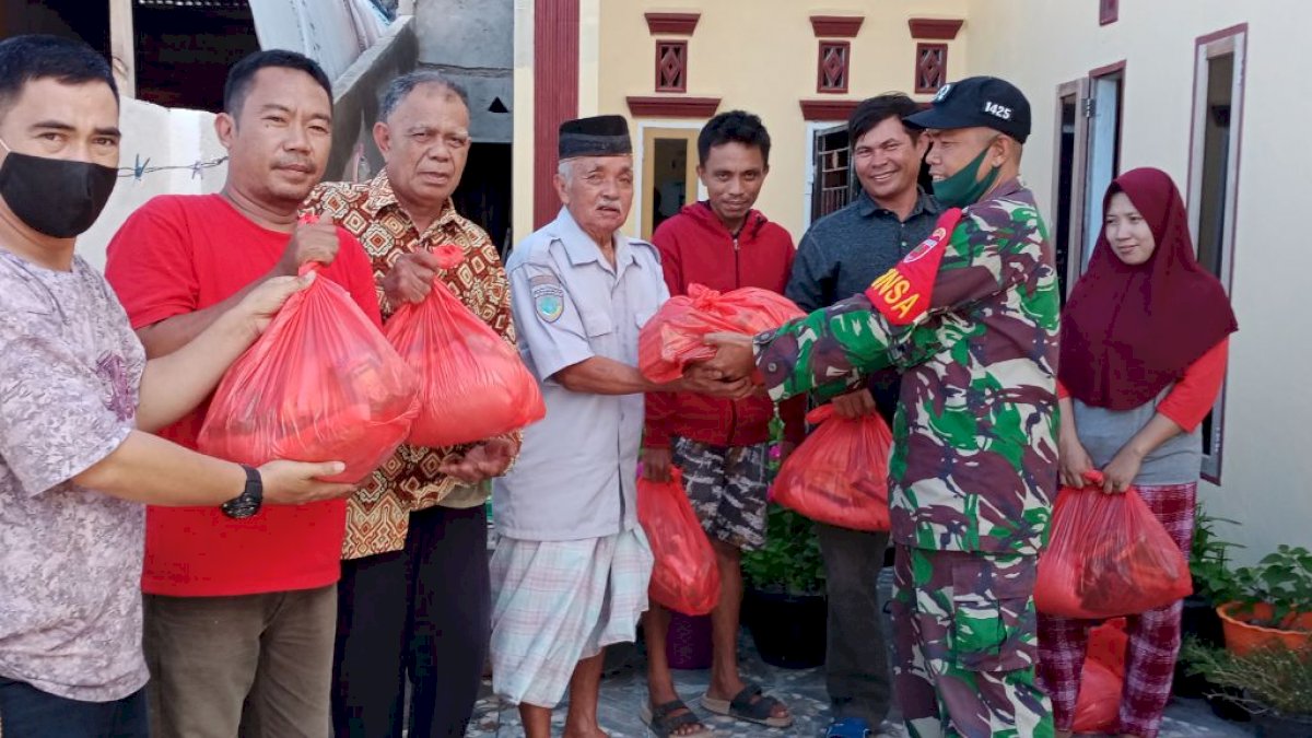 Gugus Jeneponto Salurkan Paket Sembako kepada Warga Covid-19