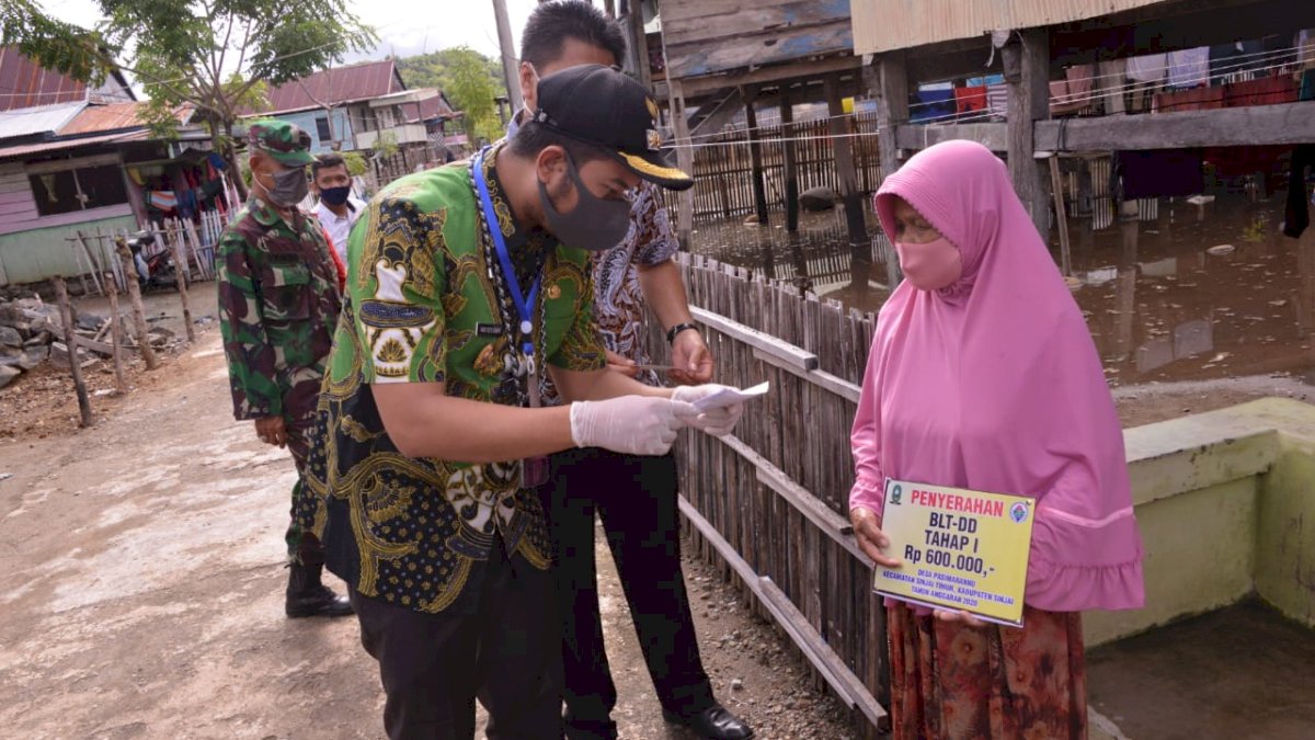 Andi Seto Serahkan Bantuan BLT ADD di Desa Pasimarannu Sinjai Timur