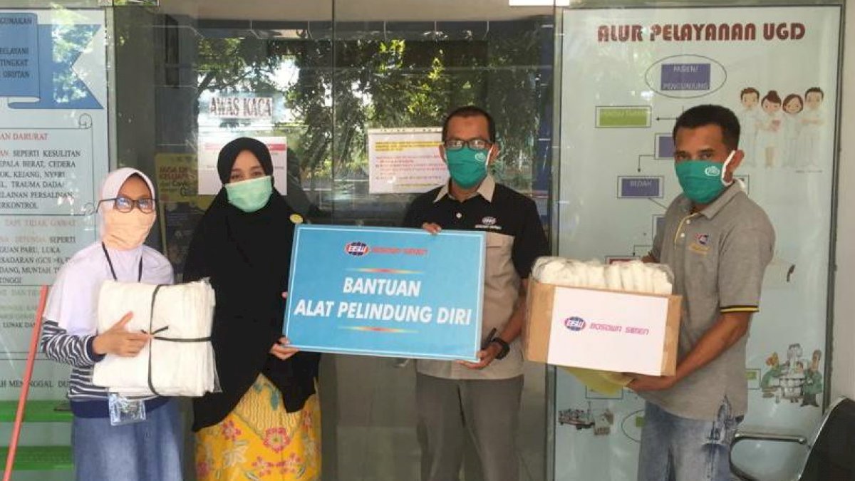 Bosowa Semen Sumbang APD di Sejumlah Puskesmas yang Ada di Maros