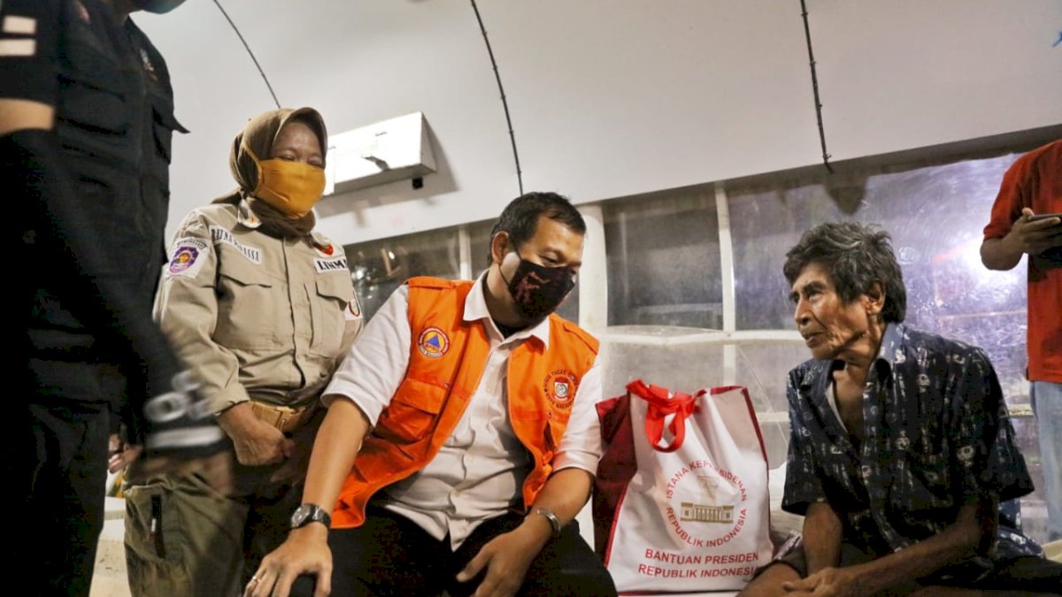 Iqbal Santuni Kaum Dhuafa dan Apresiasi Kejujuran Warga