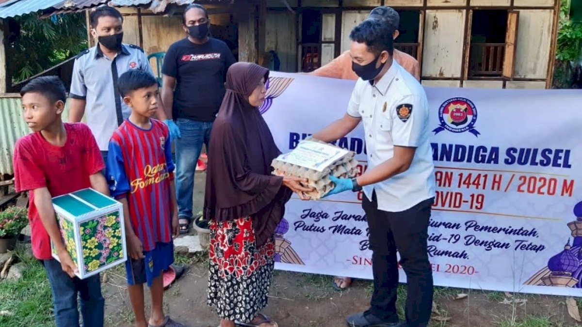 Personil Bharaduta Polres Sinjai Berbagi Dengan Sesama di Tengah Pandemi Covid-19