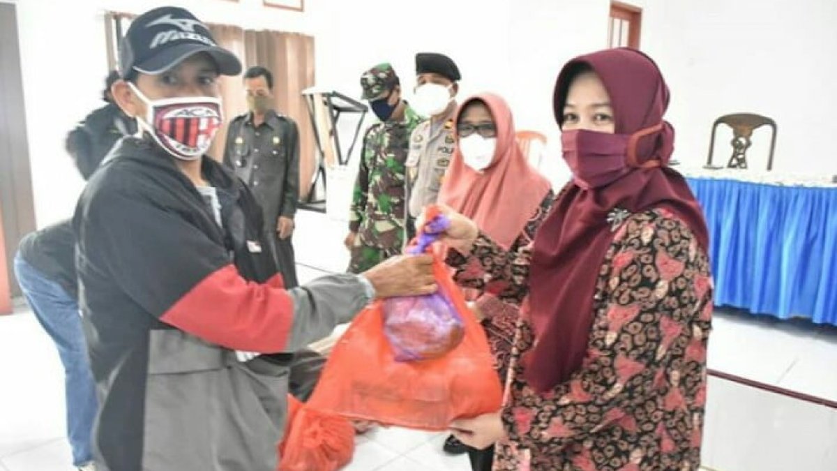 Wabup Sinjai Serahkan Paket Sembako di Tiga Kecamatan