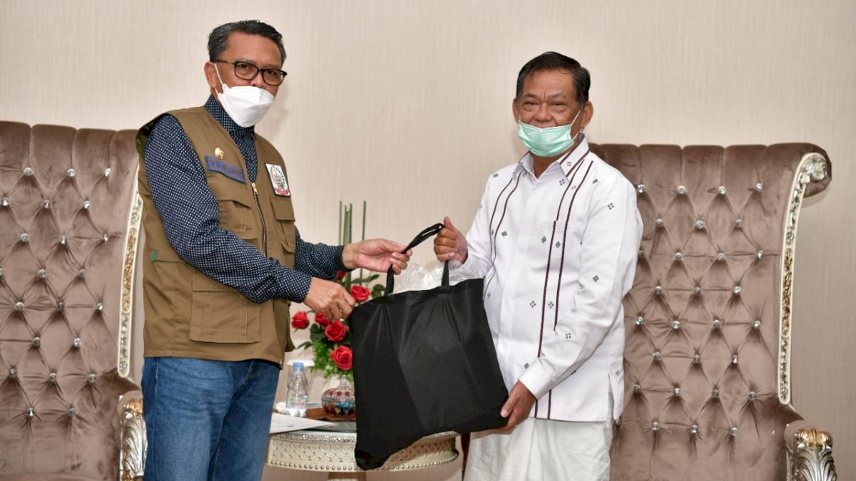 Nurdin Abdullah Serahkan Kelengkapan Penanganan Covid-19 di Tana Toraja