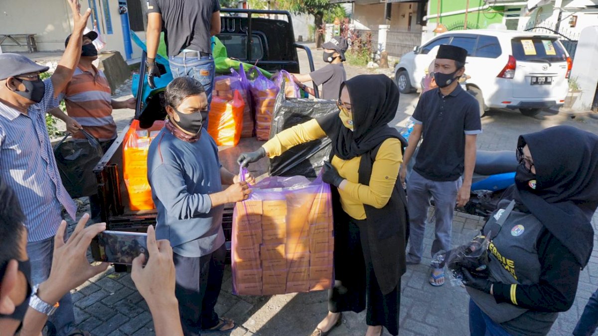 Andi Debbie Kembali Berbagi Takjil dan Masker ke Warga di Jalan Rudal Raya