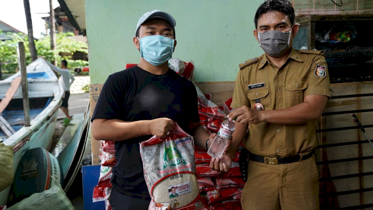 Imam Fauzan Bagikan Beras ke Warga Makassar dan Gowa 10 Ribu Karung