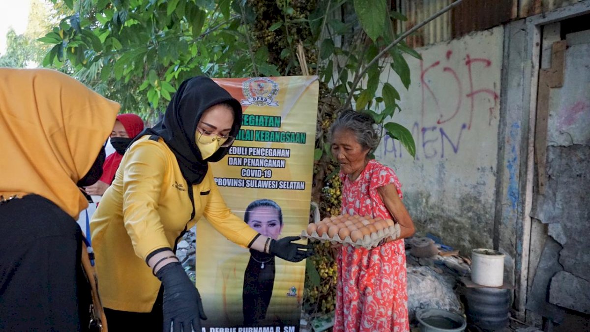 Andi Debbie Kembali Bagi Sembako, Kini Sasar Warga Lansia