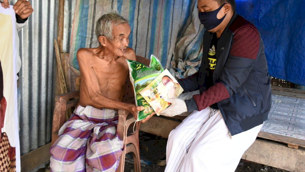 Dari Pintu ke Pintu, Relawan Supriansa di Soppeng Bagikan Paket Sembako
