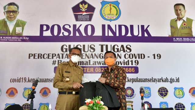 Gubernur Nurdin Abdullah menyerahkan bantuan secara simbolis kepada Bupati Selayar Muh Basli Ali. (ist)
