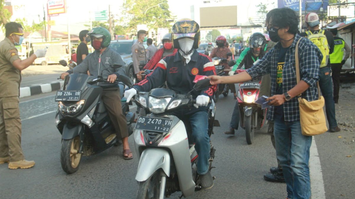 Jurnalis Peduli Kemanusiaan Sulsel Bagikan 1.500 Masker