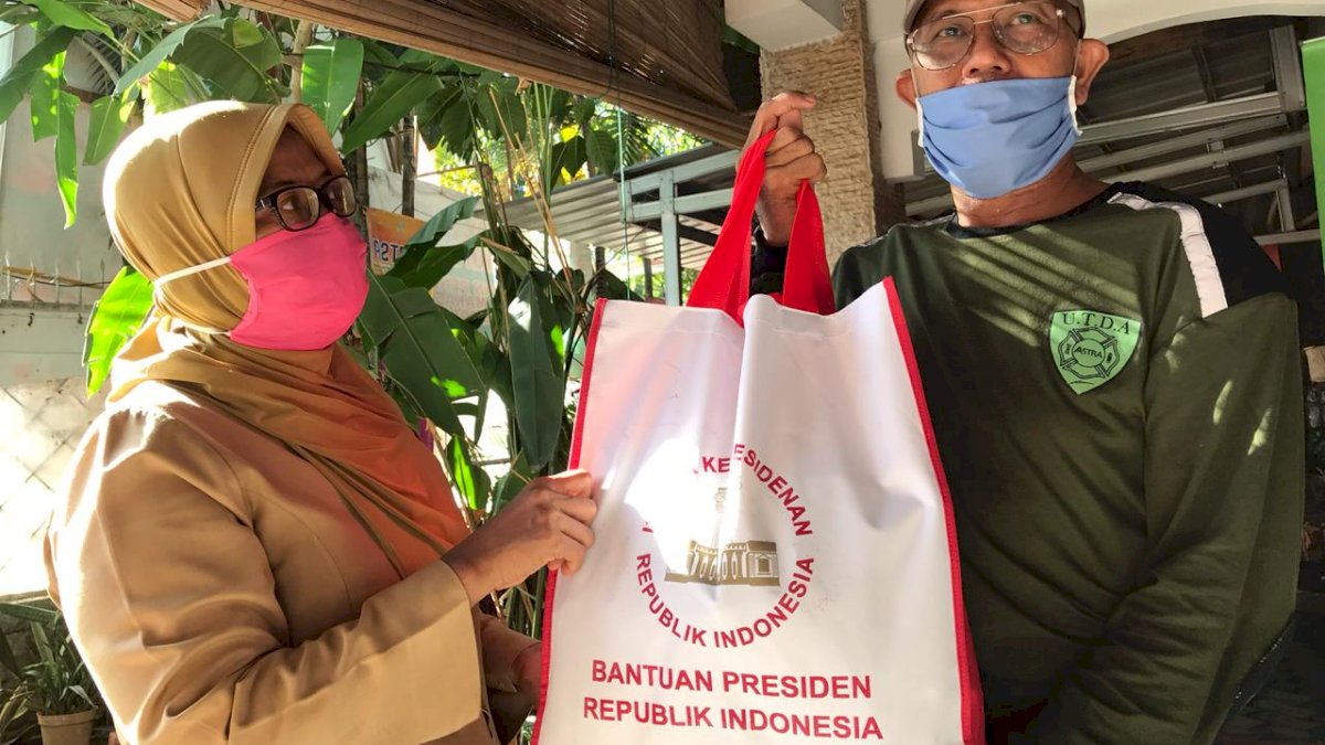 DPPPA Makassar Distribusikan 500 Paket Sembako Bantuan Jokowi