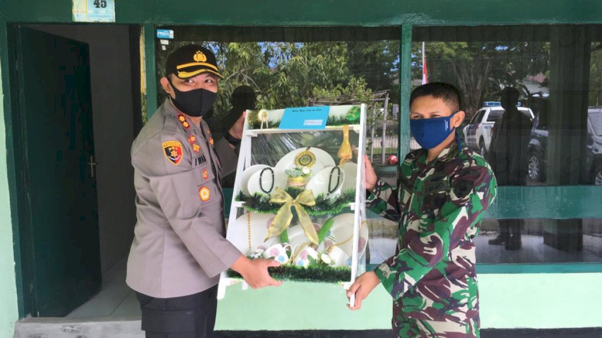 Kapolres Iwan Beri Bingkisan Paket Lebaran ke Dandim 1424 Sinjai