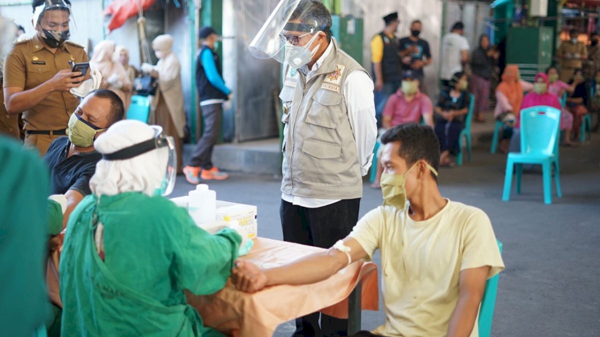 Pemkot Parepare Lakukan Rapid Test Pedagang di Pasar Senggol