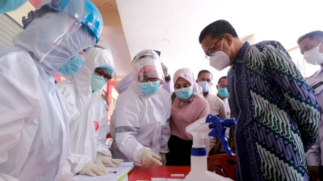 Gubernur Sulsel Nurdin Abdullah pantau proses rapid test pedagang Pasar Sentral Makassar. (ist)