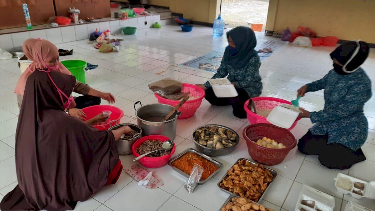 DU Kecamatan Parangloe Distribusikan Ratusan Paket Buka Puasa Gratis Selama PSBB