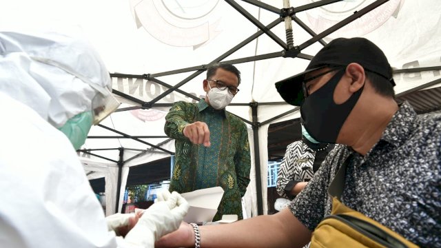 Gubernur Nurdin Abdullah memantau proses rapid test massal di Pasar Terong yang dilaksanakan Pemkot Makassar. (ist)
