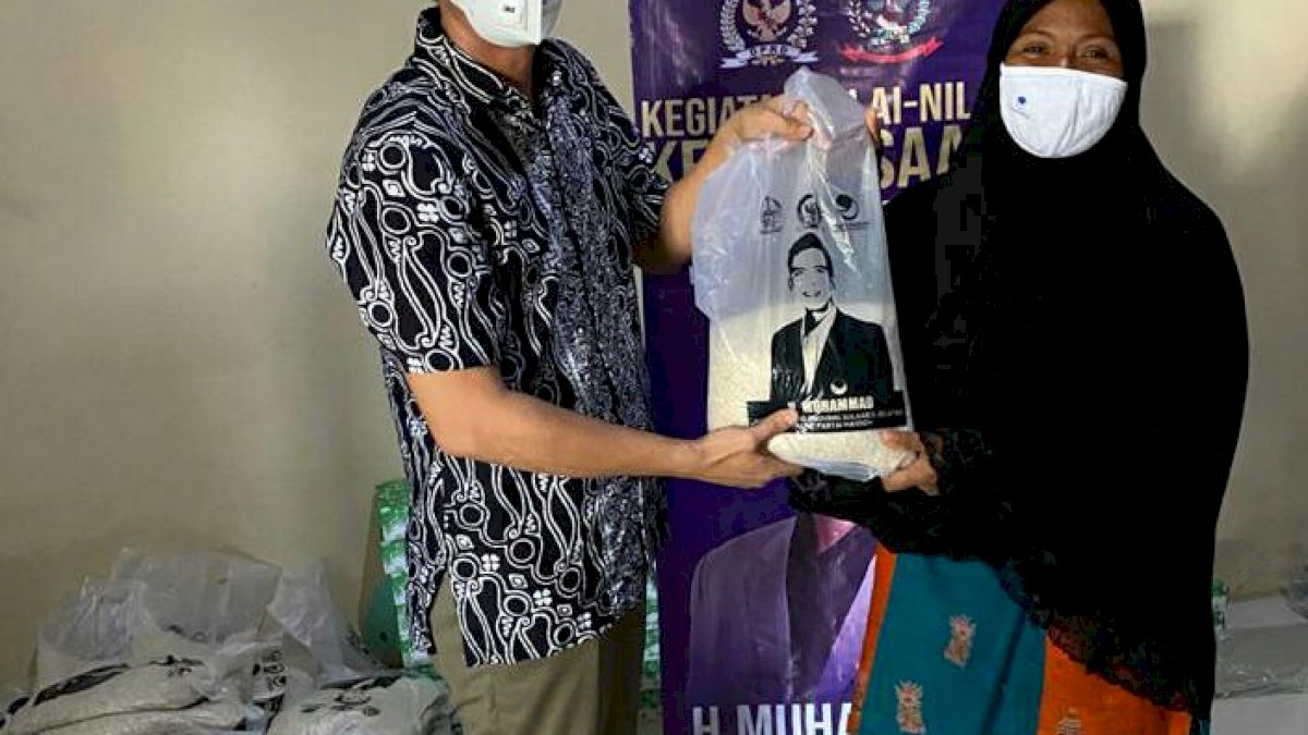Muhammad Kembali Salurkan Bantuan Paket Sembaki ke Warga Bone