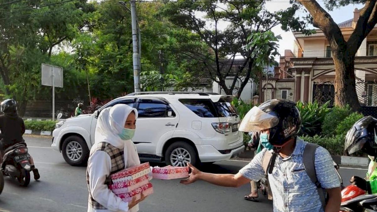 Ramadan Mubarak, Baper Care Bagi-bagi Takjil ke Pengguna Jalan