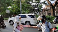 Ramadan Mubarak, Baper Care Bagi-bagi Takjil ke Pengguna Jalan
