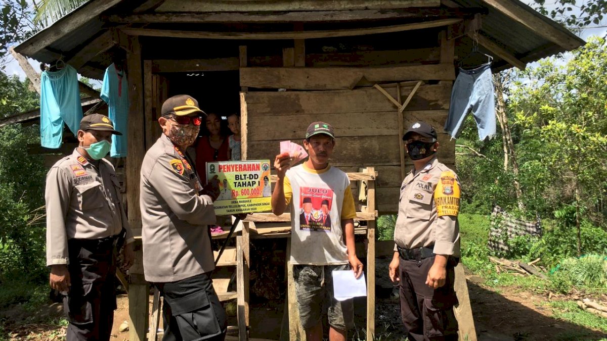 Kapolres Sinjai Turut Salurkan BLT DD ke Warga di Desa Massaile