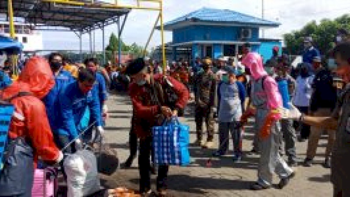 Satgas Covid-19 Bone Jemput 21 TKI Malaysia di Pelabuhan Parepare