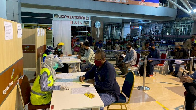 Pemeriksaan khusus bagi para penumpang di Bandara Sultan Hasanuddin. (Sulselsatu/Indra Sadli Pratama)