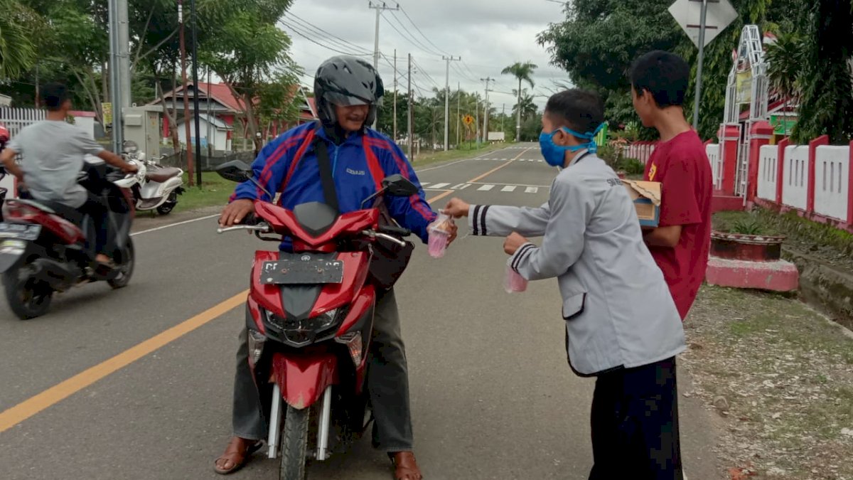 Osis SMAN 8 Bone Bagi-bagi Takjil ke Pengguna Jalan