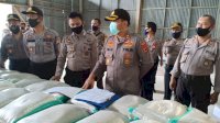 Kapolres Sinjai Serahkan 10 Ton Beras ke Warga Kurang Mampu