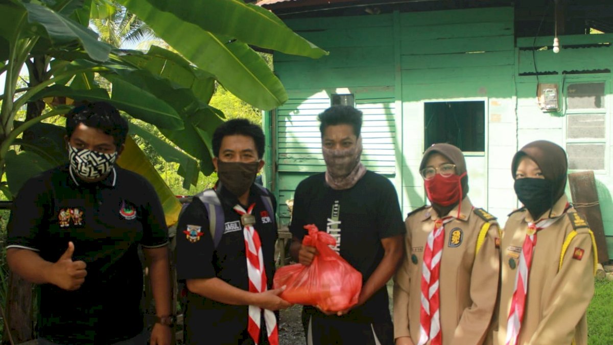 Rover Scout Smansa Sinjai Sebar Sembako ke Warga Terdampak Covid-19