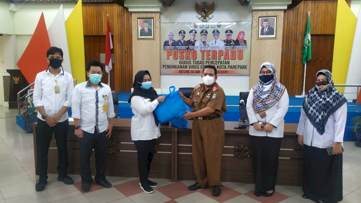 BPN Parepare Serahkan Bantuan Sembako untuk Penanganan Covid-19