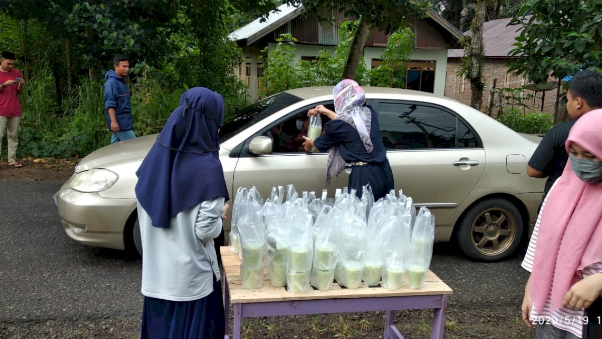 Rayakan Kelulusan, Expost SMAN 7 Berbagi Takjil di Poros Sinjai-Malino